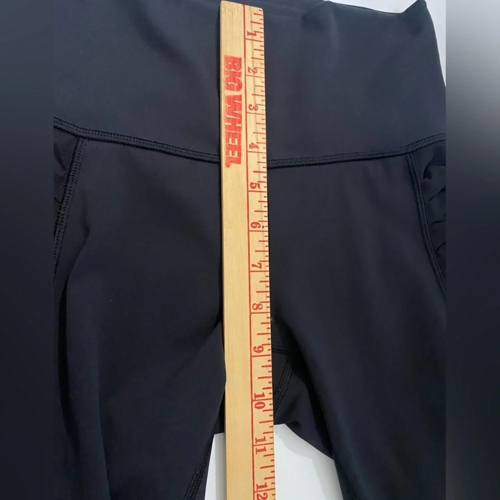 EUC!‎ Lululemon Sunshine Salutation Crop Leggings Mesh Inserts Black Size 4